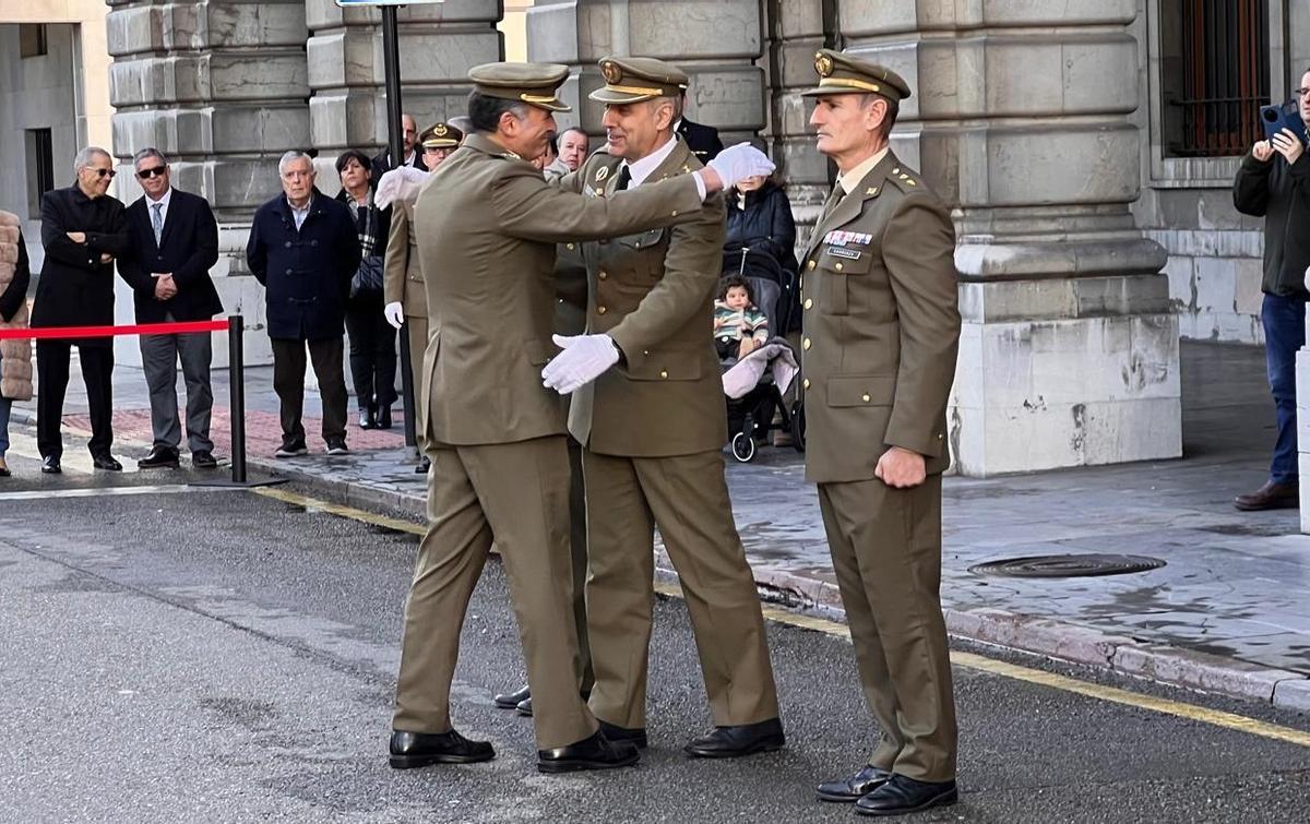 El coronel González tras ser condecorado por el coronel Moreno, en presencia del coronel Martínez Victoria y el teniente coronel Juan Luis López Carranza, delegado especial de ISFAS en Asturias.