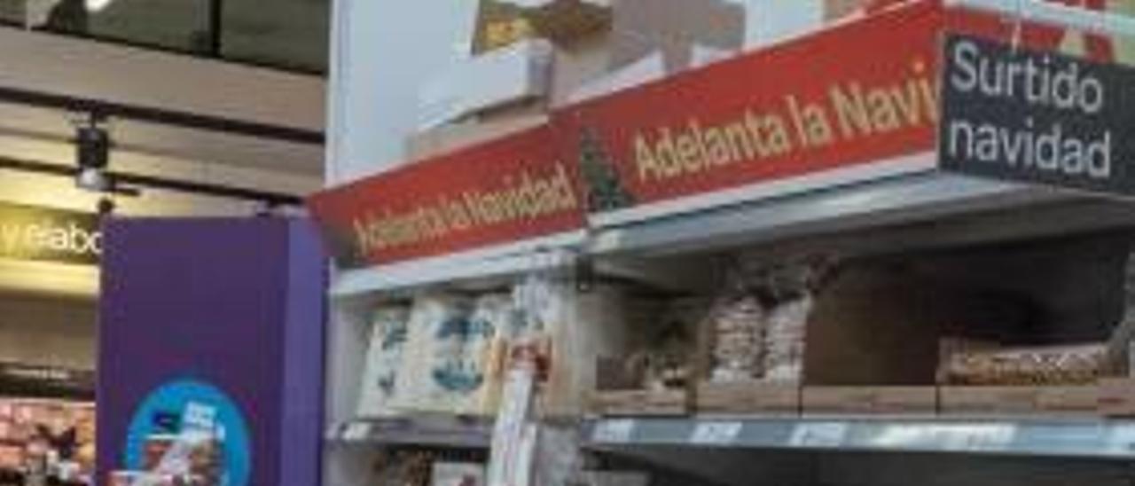 Algunas tiendas de Alicante, ayer, con artículos y dulces navideños.