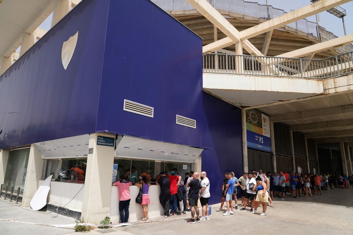 Colas en La Rosaleda el primer día de la campaña de abonos