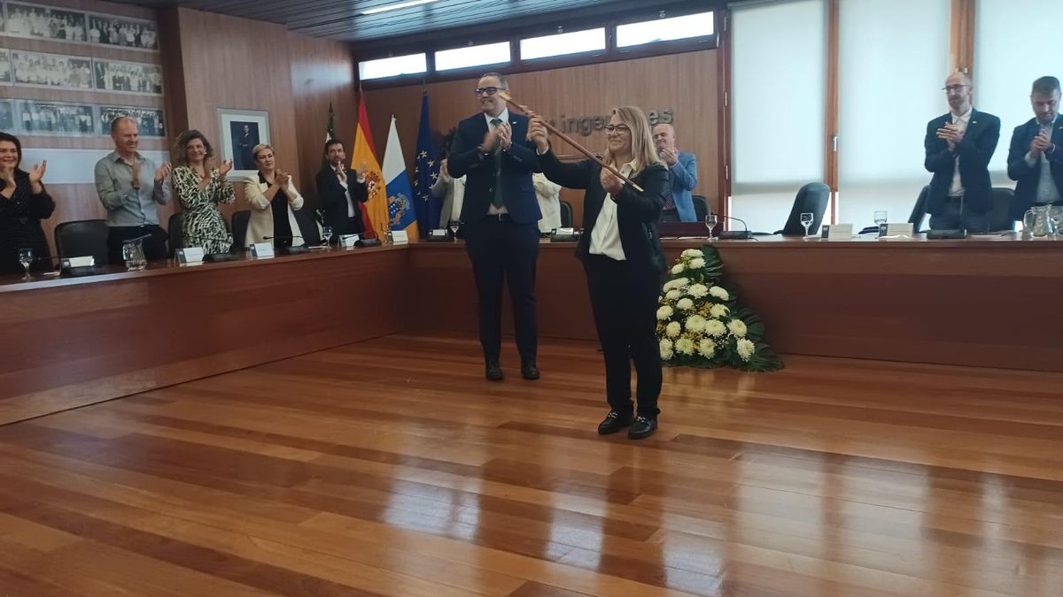 Vanesa Martín recibe el bastón de mando de manos del alcalde accidental, Rayco Padilla.