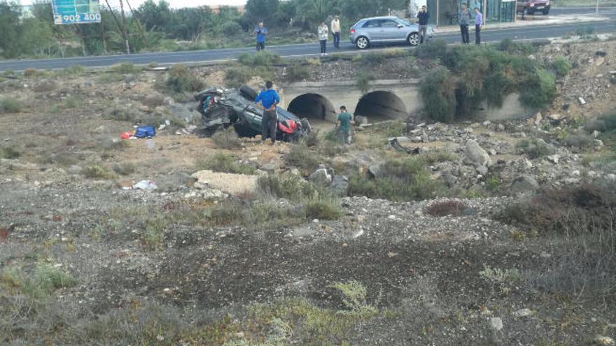 Un coche se sale de la vía y sufre un vuelco en Puerto del Rosario