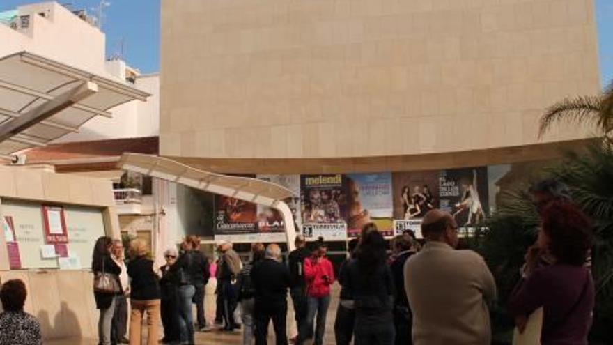 Imagen del Teatro Municipal clausurado por orden de la Generalitat en septiembre de 2015.
