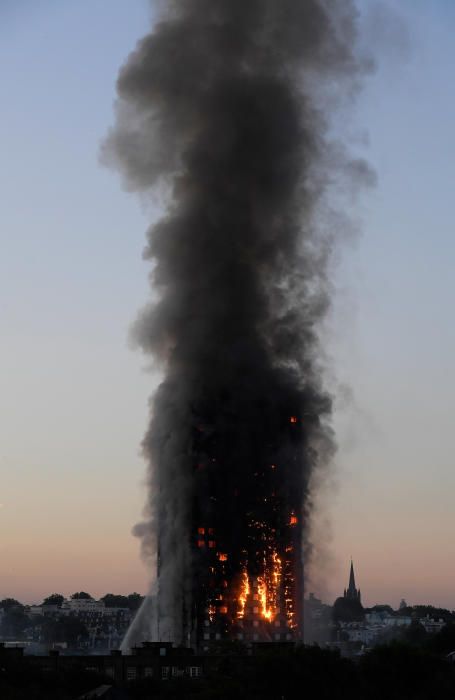 Incendi en un bloc de pisos de 27 plantes a Londres