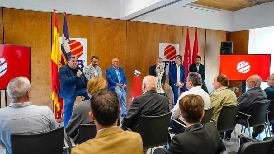 La balear de Fútbol homenajea al Mallorca Palma Futsal por el título de la Copa de Europa
