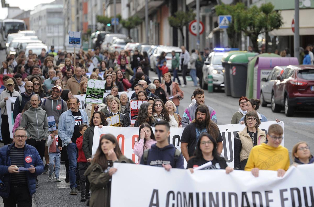 Centares de manifestantes recorren las calles de A Estrada.