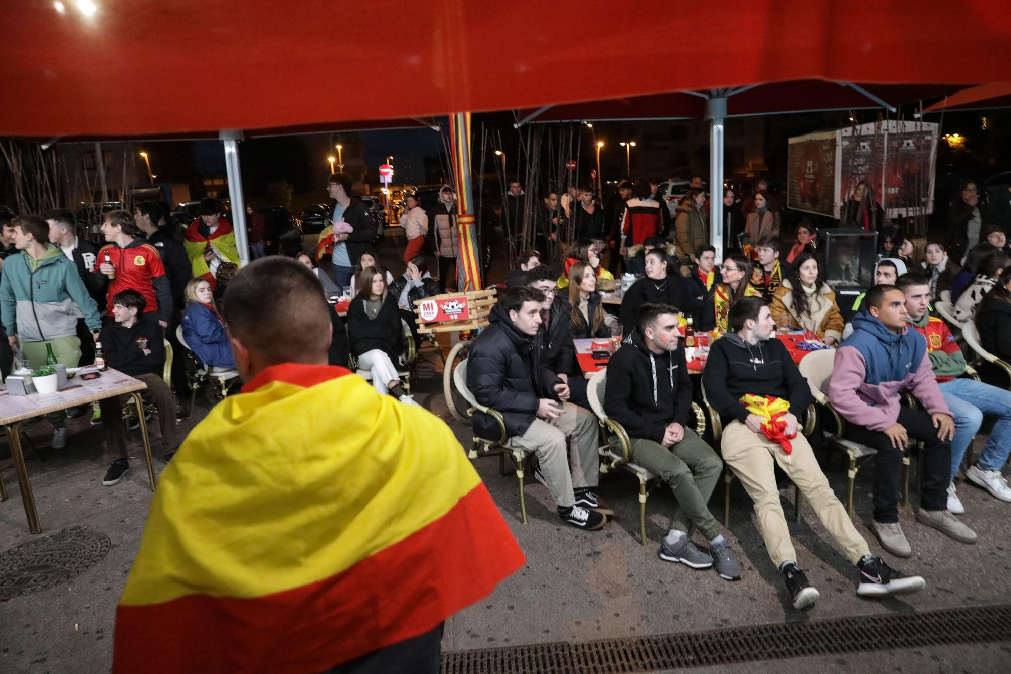 En imágenes: así se vivió en Gijón la eliminación de España