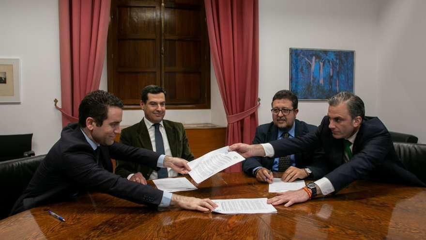 Por la izquierda, el secretario general del PP, Teodoro García Egea; Moreno, el portavoz de Vox en el Parlamento andaluz, Francisco Serrano, y el secretario general del partido ultra, Javier Ortega Smith. // E.P.