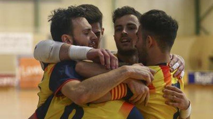 Els jugadors catalans es van abraçar per celebrar un gol quatre cops