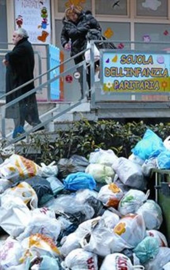 Un munt d’escombraries al costat de les escales d’accés a una guarderia als afores de Nàpols.