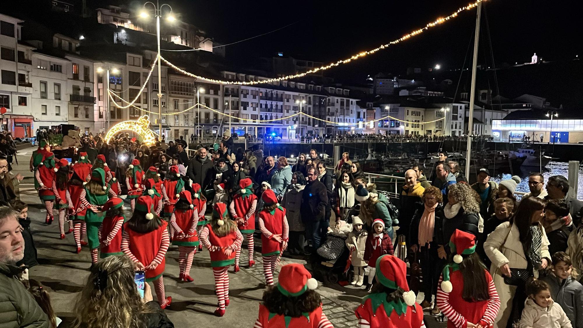 En imágenes: El espectacular desfile de Papá Noel por las calles de Luarca