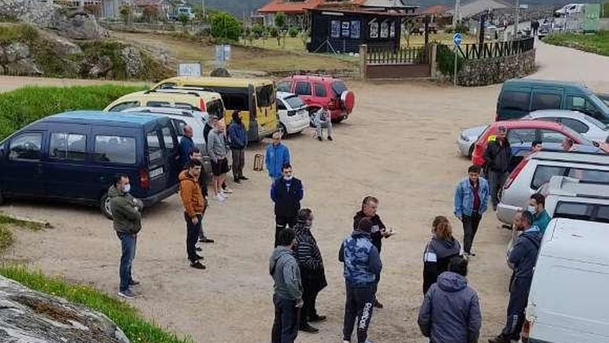 Percebeiros de Cangas, ayer, en Cabo Home. // Faaro