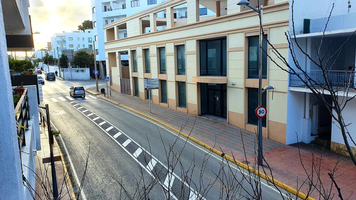 La escúter se encontraba aparcada en el portal de acceso del edificio amarillo.