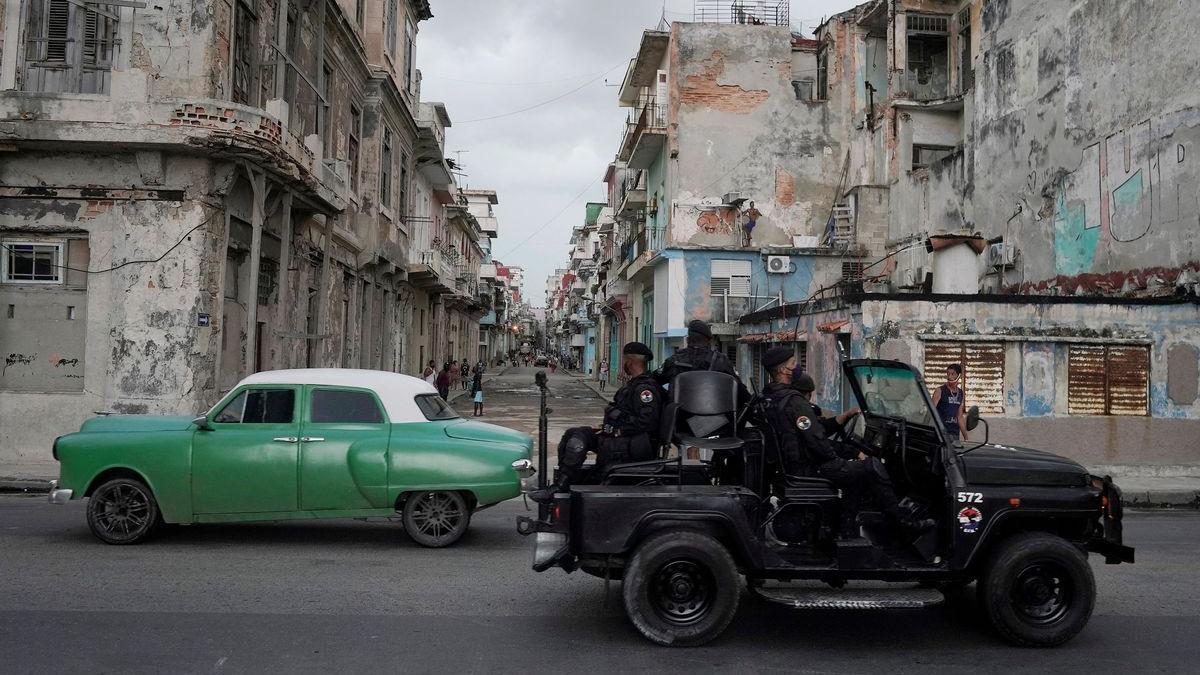 Un vehículo con fuerzas especiales de la policía pasa por un barrio del centro de La Habana.