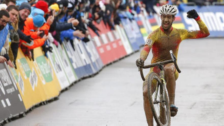 Felipe Orts levanta la rueda a su entrada a meta