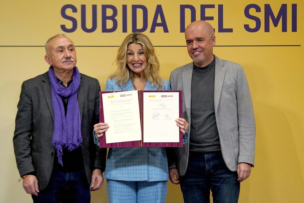 Yolanda Díaz vicepresidenta segunda del Gobierno y ministra de Trabajo y Economía Social, los secretarios generales de CCOO, Unai Sordo y de UGT, Pepe Álvarez.