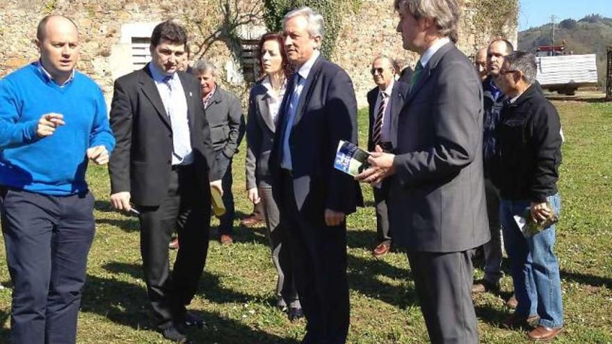 Juan Ramón Campa, candidato a diputado de Foro por Occidente; Sergio Hidalgo, María Ángeles Fernández, Luis Peláez y el director de Deportes, Marcos Niño, ayer, en Cornellana. | sara arias