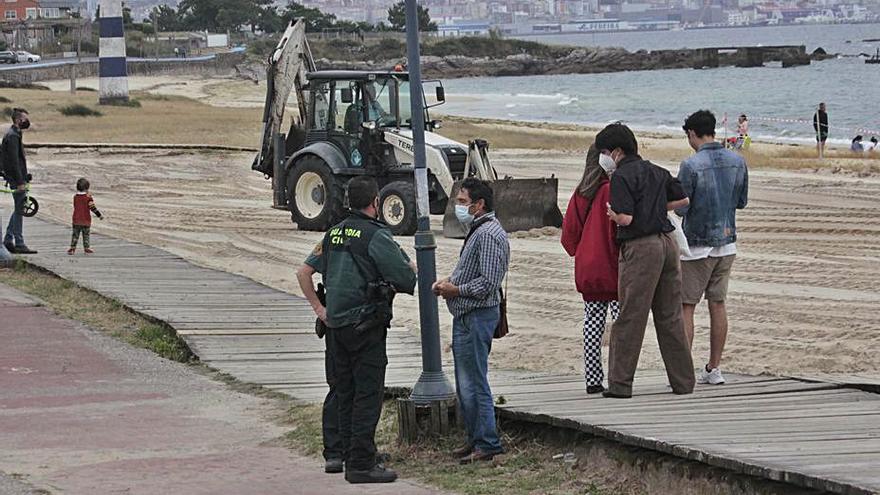 Agentes del Seprona recogen testimonios de personas denunciantes.   | // S.Á.