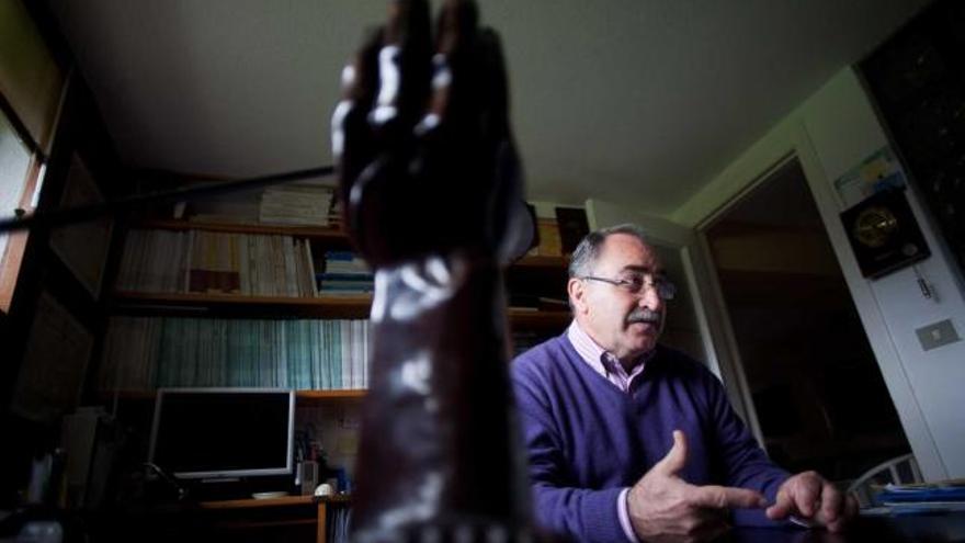 Ignacio Romo Contreras, en la librería de su casa, en Salinas.