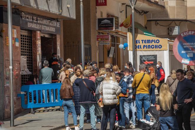 Colas de ciudadanos ucranianos en la Oficina de Extranjería de Torrevieja