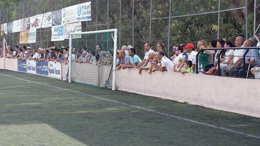 Los hinchas también se agolparon en el lateral del terreno de juego para animar más de cerca a los jugadores blancos.