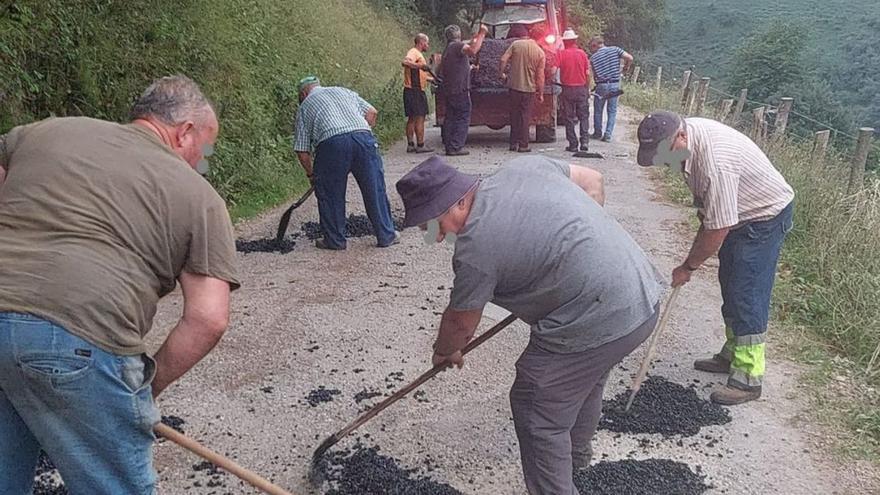 Vecinos de Cangas del Narcea reparan una carretera ante la pasividad del Ayuntamiento