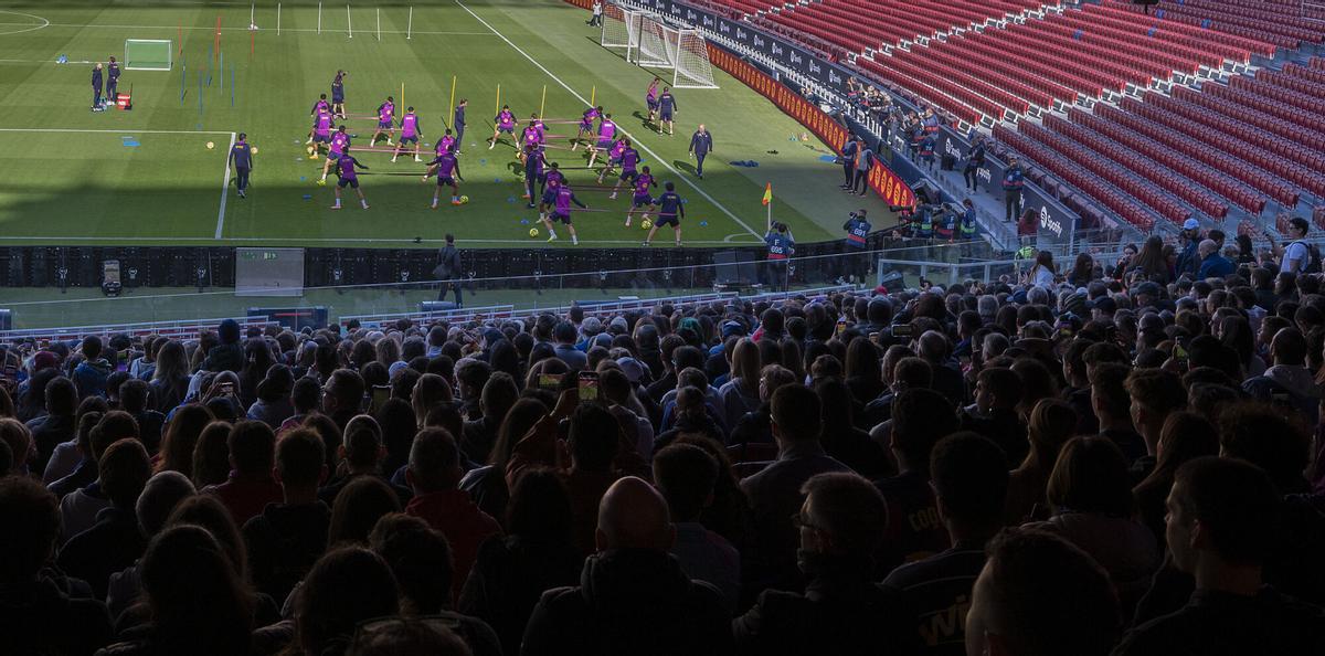 Barcelona. 07.11.2025.  Deportes.  Público en la tribuna y el gol sur del Spotify Camp Nou durante el primer test con casi 22.000 aficionados en la grada del estadio azulgrana para presenciar el entrenamiento del primer equipo del Barça . Fotografía de Jordi Cotrina