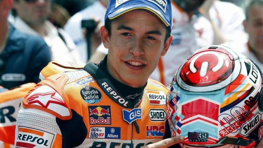 Márquez señala una pegatina en su casco con el dorsal de Luis Salom. // Andreu Dalmau