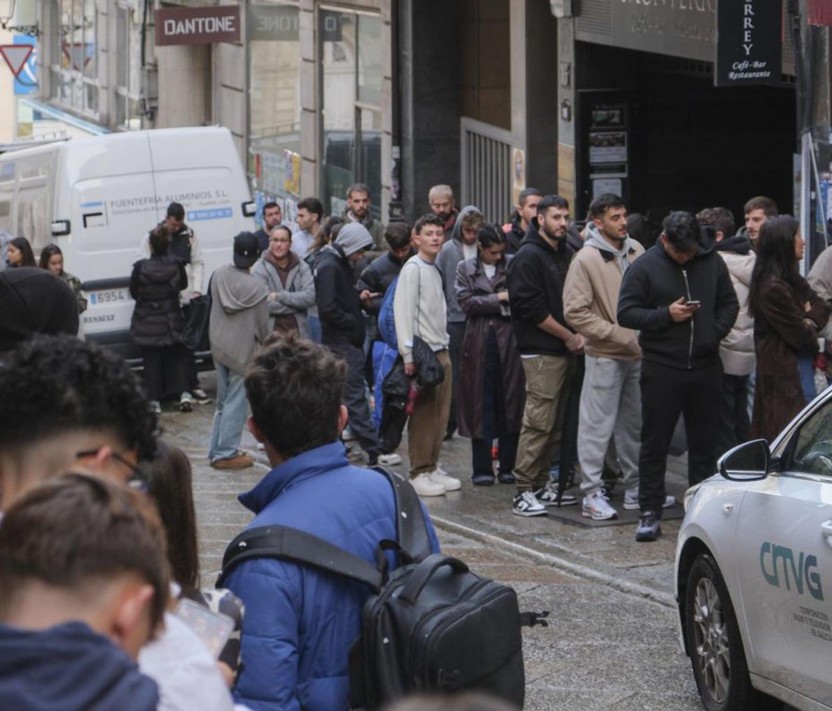 Uno de los turnos mira la ropa disponible por 10 euros la unidad. |  Fotos: Roi Cruz