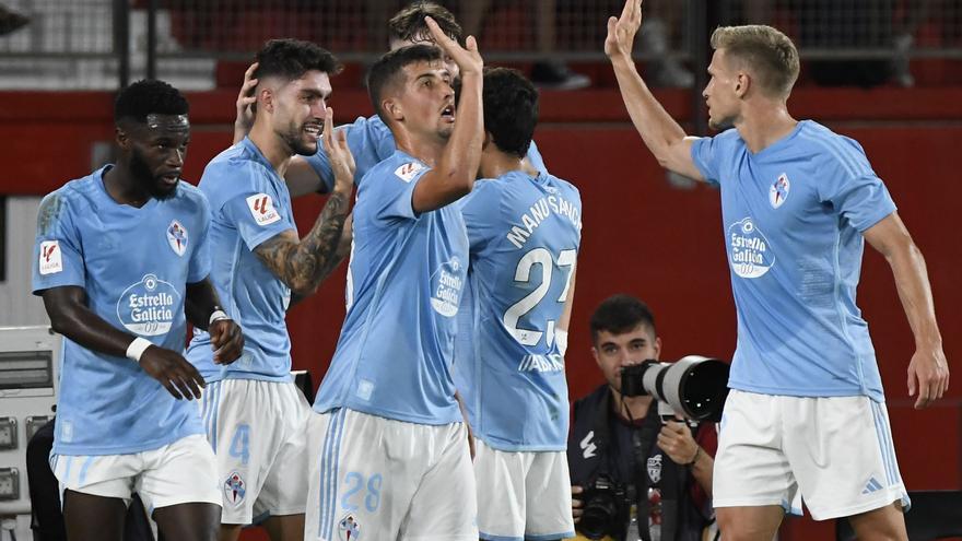 Los jugadores del Celta celebran el tanto que supuso su victoria.