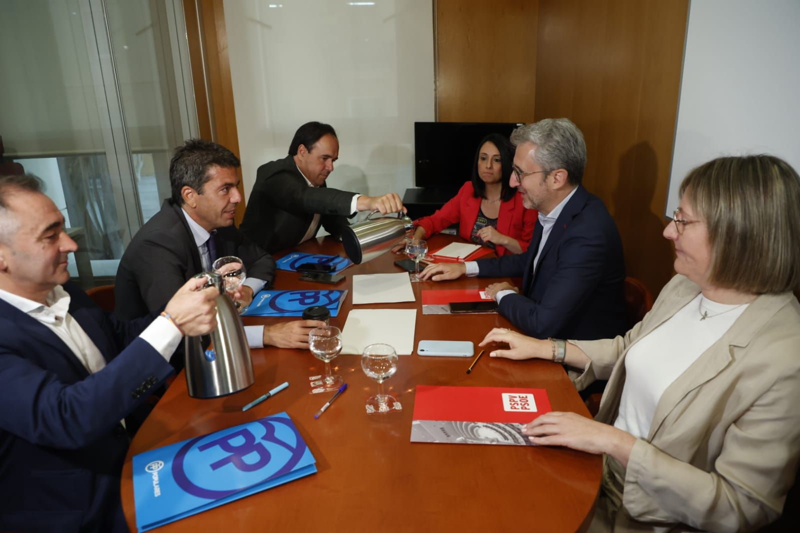 Mazón inicia con el PSPV-PSOE el primer encuentro sobre su investidura