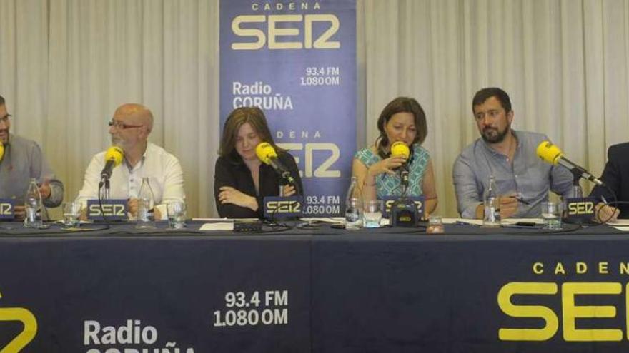 Callón, Canedo, Cancela, la periodista Isabel Bravo, Gómez-Reino y Lorenzo, ayer, en Radio Coruña.