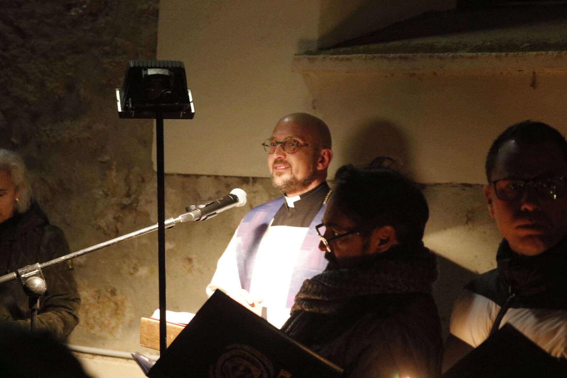 La procesión de las ánimas recorre el cementerio de San Atilano de Zamora con motivo de la noche de Difuntos y con la única iluminación de velas o faroles