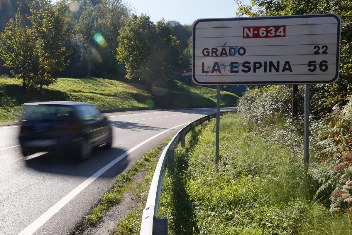 Un vehículo circula por uno de los tramos entre Buenavista y La Pixarra en los que se hará la acera.