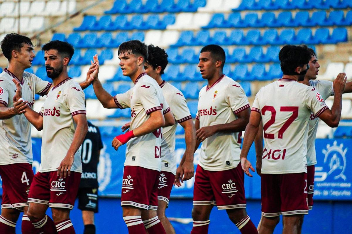 Los jugadores del Real Murcia, celebrando uno de los goles ante el Cieza
