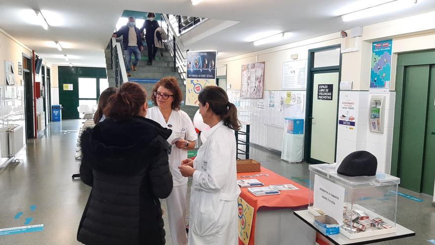 El personal sanitario habla ayer con una madre y su hija adolescente de la campaña del Día Europeo de la Salud Sexual, en el centro de salud de Bueu.