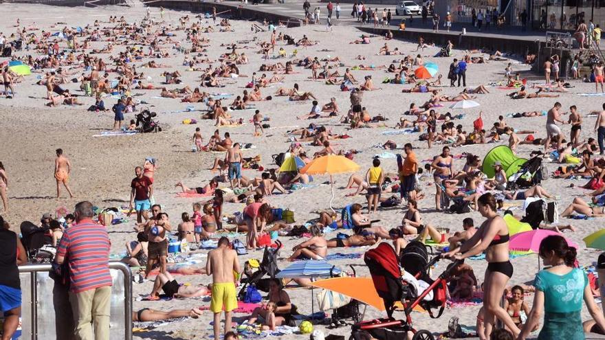 La playa coruñesa de Riazor, muy concurrida.