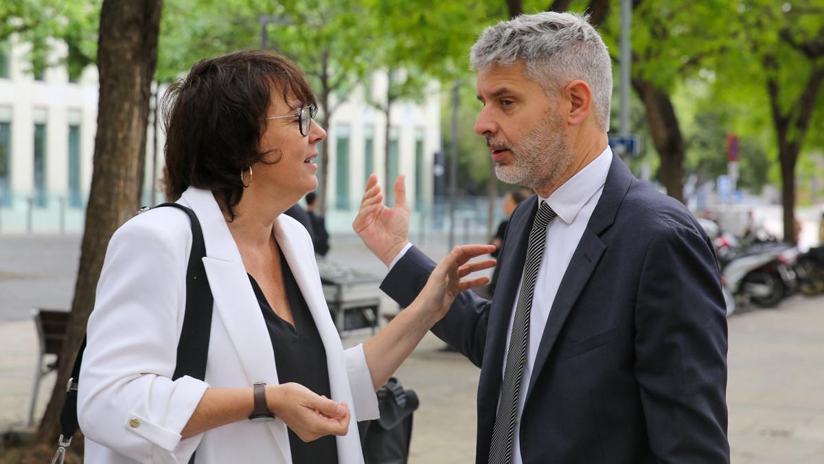 La eurodiputada de ERC Diana Riba y su abogado Andreu Van den Eynde, en la entrada de los juzgados de Barcelona, este viernes.