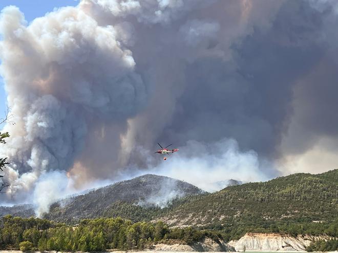 En imágenes | Así avanza el espectacular incendio de Santa María de la Peña
