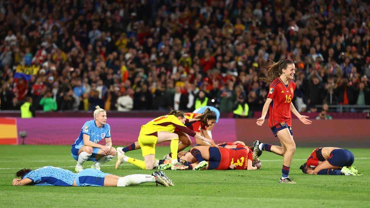 El equipo de España celebrando su triunfo en la final del Mundial ante Inglaterra