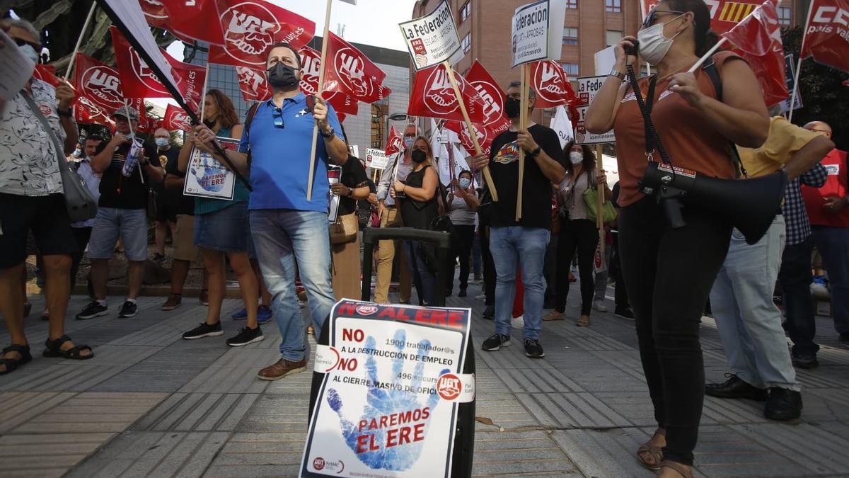 Protesta de los trabajadores del Sabadell contra el ERE frente a la sede del banco en Alicante