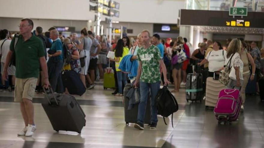 Pasajeros de Thomas Cook en el Aeropuerto de Gran Canaria.