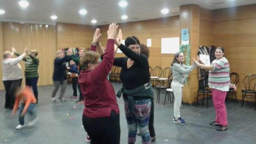 El taller se lleva a cabo en el espacio multiusos de Meira.