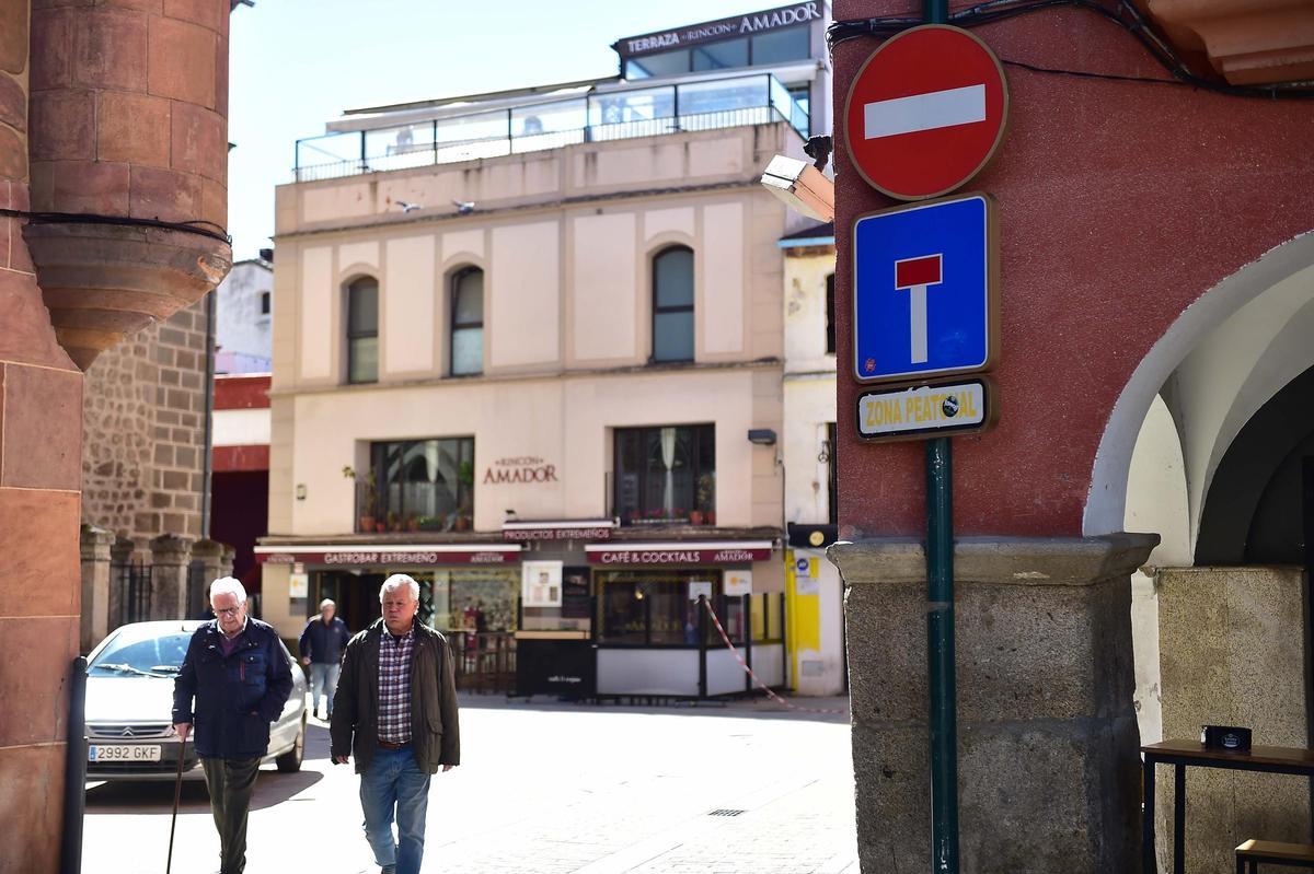 Señal de prohibida la circulación en el acceso a la Catedral de Plasencia por San Esteban.