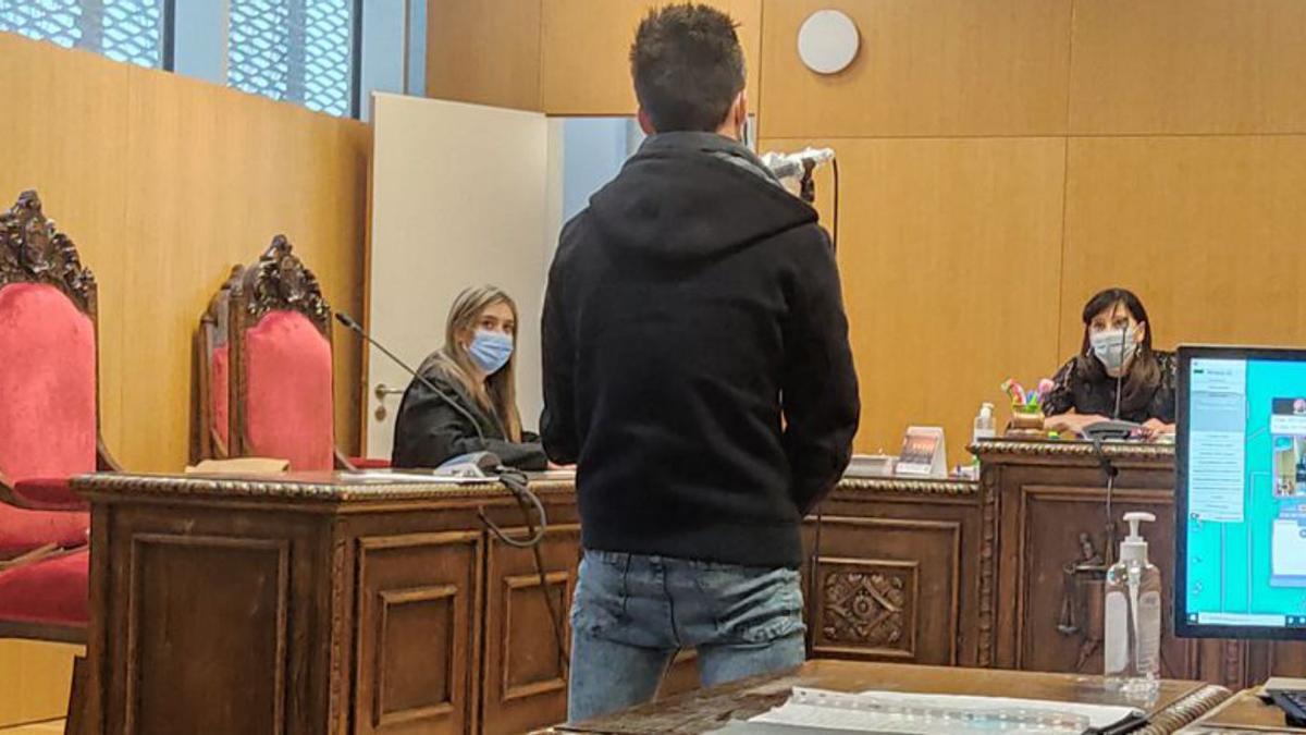 El acusado, durante el juicio de ayer, en el que aceptó la condena.