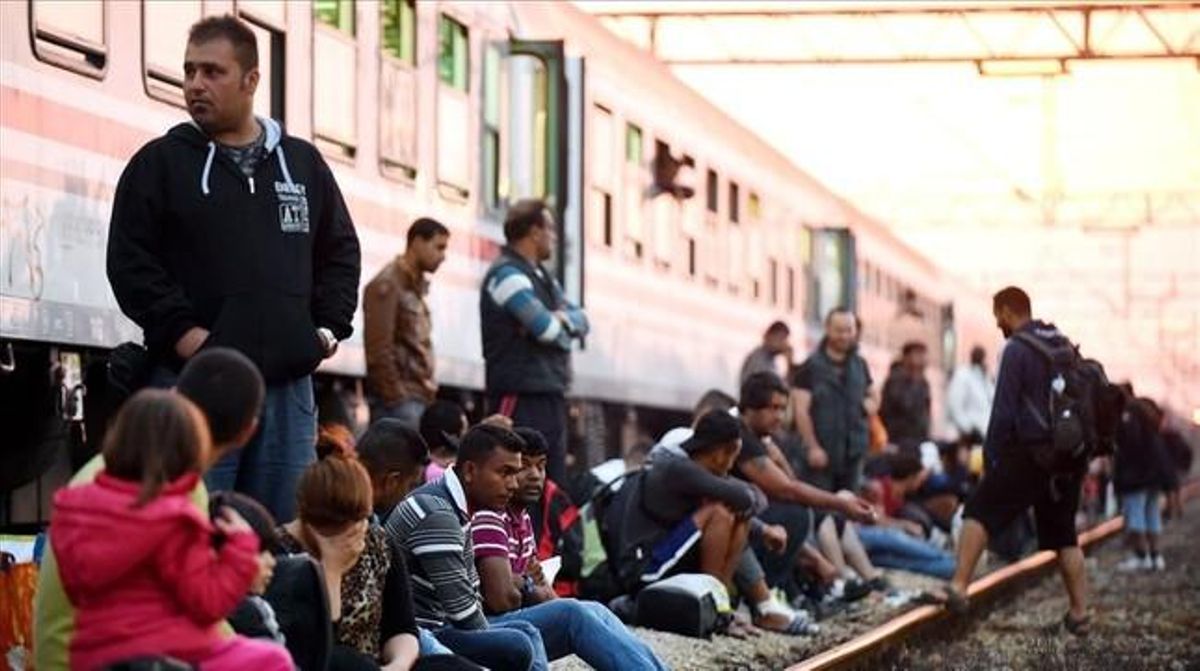 Refugiats davant un tren a Croàcia.