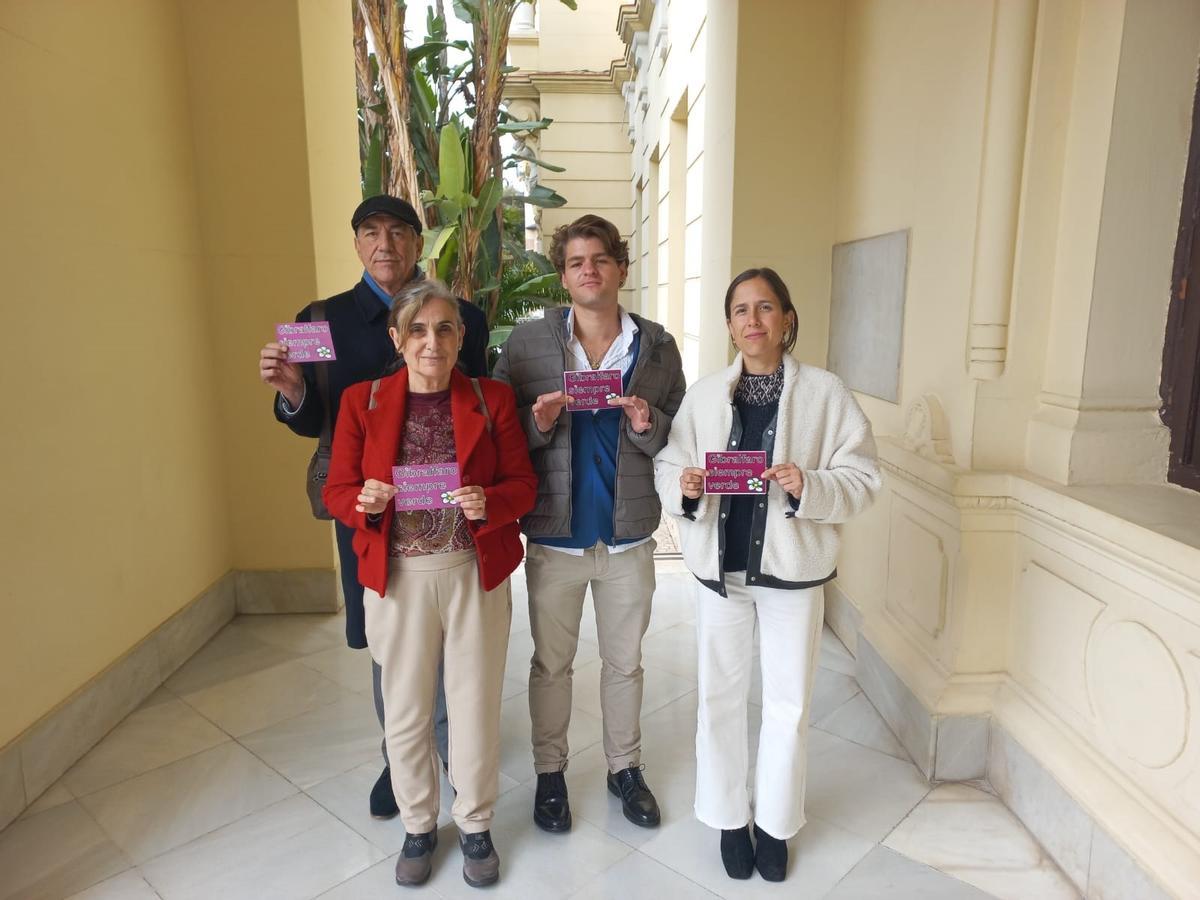 Una representación vecinal ha entregado en el Ayuntamiento, este viernes, la propuesta de moción institucional sobre Gibralfaro.