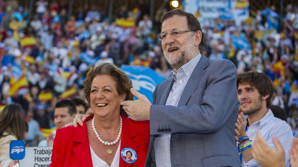 El presidente del PP, Mariano Rajoy, y la exalcaldesa Rita Barberá en un mitin de las pasadas municipales.