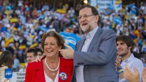 El presidente del PP, Mariano Rajoy, y la exalcaldesa Rita Barberá en un mitin de las pasadas municipales.