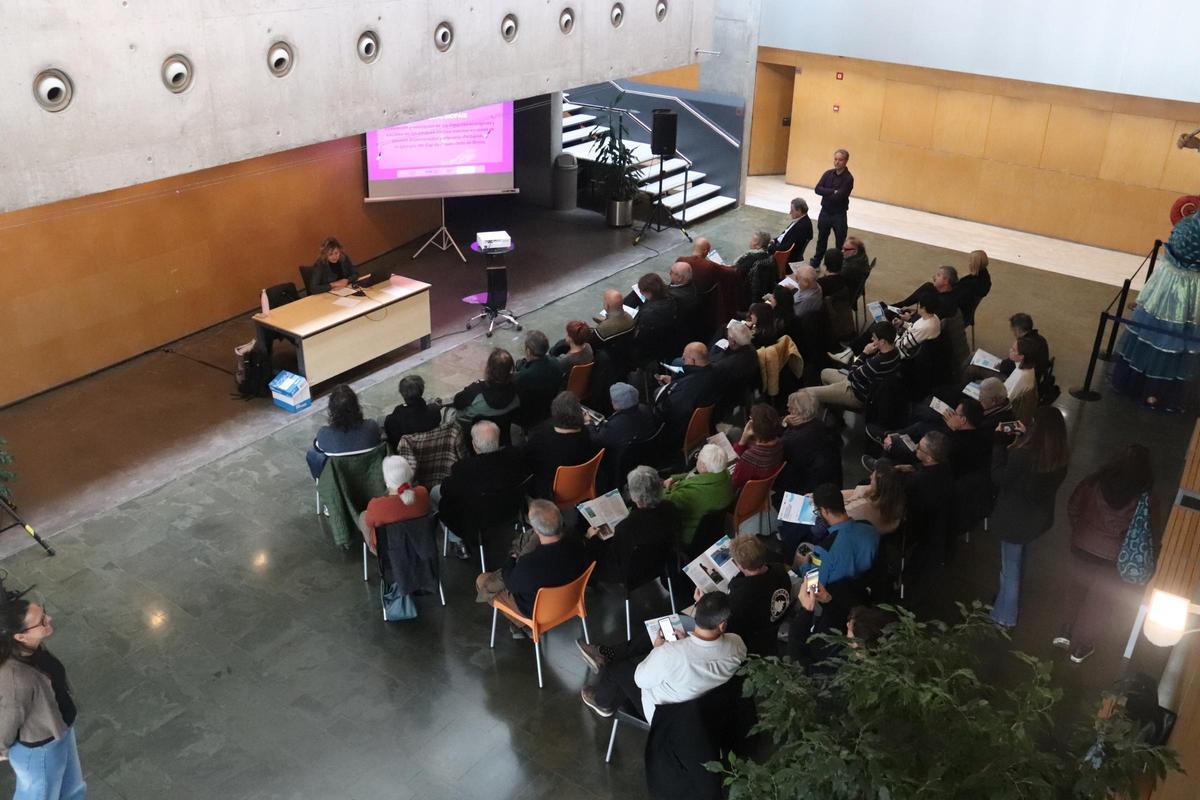 El públic escolta les conclusions del projecte científic BIOPAIS sobre l'eòlica marina al Teatre Municipal de Roses.
