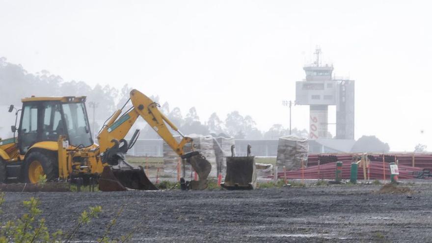 Obras en la pista del aeropuerto de Peinador esta semana.   | // R. GROBAS